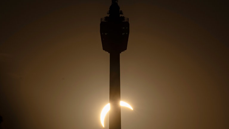 Die partielle Sonnenfinsternis ist unterhalb des Fernsehturms zu sehen. Wenn am Abend die partielle Sonnenfinsternis über Deutschland zu sehen ist, herrschen zu dieser Zeit fast überall auch optimale Wetterbedingungen, um sie zu beobachten, hieß es vom Deutschen Wetterdienst.