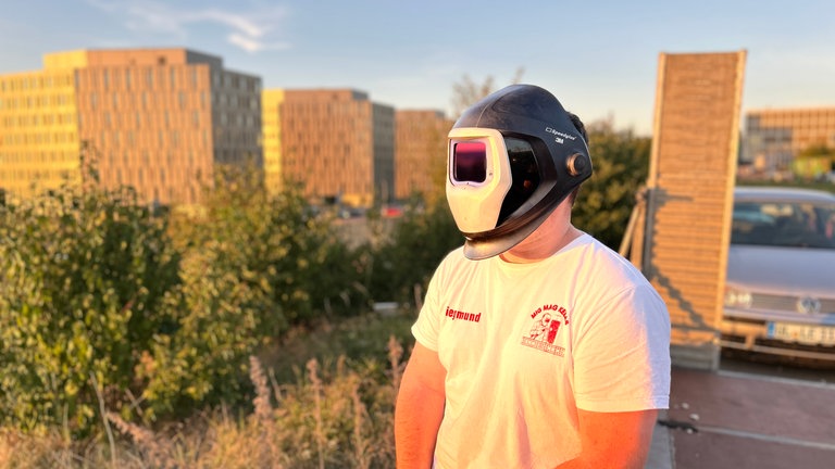 Mensch beobachtet Sonnenfinsternis