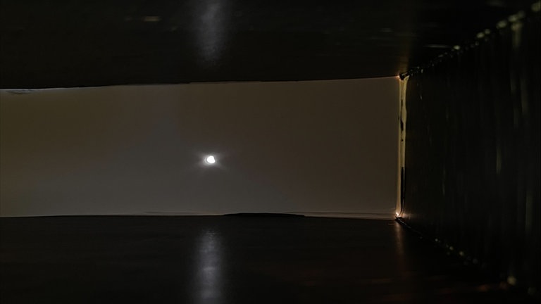 Ein kleiner Lichtpunkt in einer Box: Die Sonnenfinsternis per Lochkamera