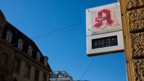 Eine Temperaturanzeige an einer Apotheke in Freiburg zeigt am 31. Juli 2026 in der Sonne einen Wert von 43 Grad an, bei einer tatsächlichen Temperatur von etwa 35 Grad sowie einer gefühlten Temperatur von 39 Grad. 