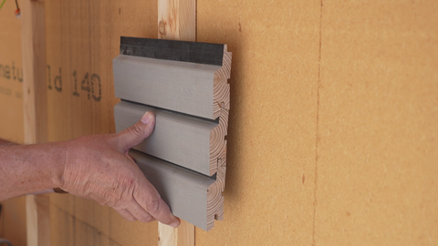 Fassade mit Holzverkleidung.