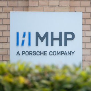 Das Logo des Unternehmen MHP auf einem Schild vor dem Hauptsitz in Ludwigsburg. (Symbolfoto)