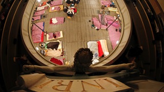 Symbolbild Kirchenasyl | Afrikanische Flüchtlinge haben am 2013 in der St. Pauli Kirche in Hamburg ihre Schlafplätze auf dem Kirchenboden vorbereitet.