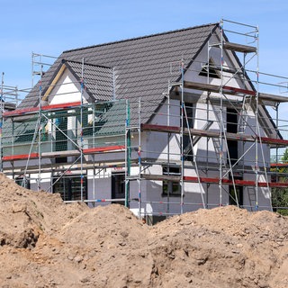 Ein Einfamilienhaus wird gebaut.