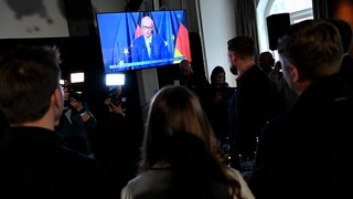 CDU-Anhänger verfolgen das Statement von Bundeskanzler Merz (CDU) über Monitore bei der Wahlparty zur Landtagswahl in Mecklenburg-Vorpommern im Tanzstudio Schlebusch. Die Landtagswahl in Mecklenburg-Vorpommern fand am Sonntag statt.