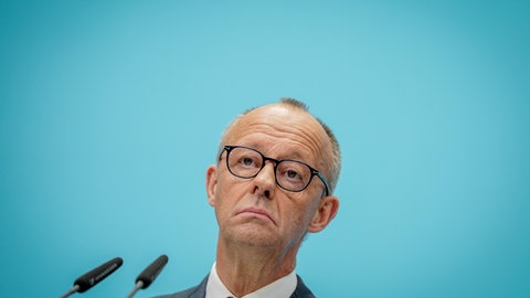 Bundeskanzler Friedrich Merz (CDU) gibt eine Pressekonferenz nach der Landtagswahl in Mecklenburg-Vorpommern und der Abgeordnetenhauswahl in Berlin.