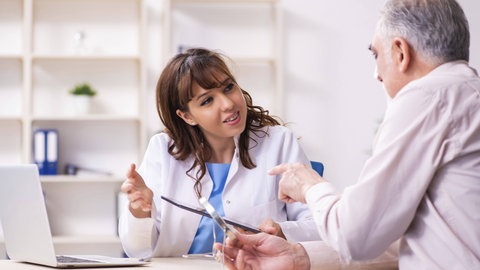 Älterer Patient im Gespräch mit Ärztin: Fachleute bezweifeln, dass das IQWiG die Cochrane-Deutschland-Stiftung vollständig ersetzen kann - es brauche mehrere unabhängige Institutionen.