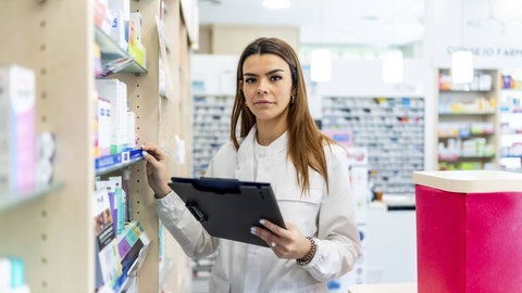 Junge Apothekerin in der Beratung - Leitlinien, die auf Cochrane-Reviews beruhen, geben ihr Orientierung für evidenzbasierte Entscheidungen in der Versorgung.