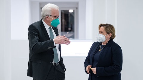 Ministerpräsident von Baden-Württemberg Winfried Kretschmann und Kultusministerin Susanne Eisenmann
