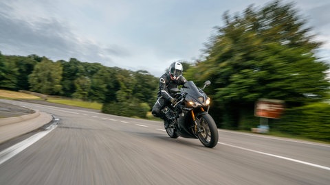 Ein Motorradfahrer düst über eine Straße. Am Schluchsee gelten jetzt saisonal strengere Regeln gegen Motorradlärm.