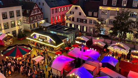 Der Weihnachtsmarkt in Offenburg. Die meisten Stände stehen auf dem Marktplatz.