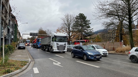 Viele Autos und LKWs fahren durch die Schreiberstraße in Freiburg.