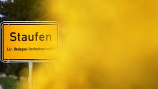 Ein Schild mit der Aufschrift "Staufen" steht am Ortseingang
