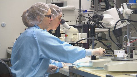 Zwei Laborantinnen in einm Medizintechniklabor