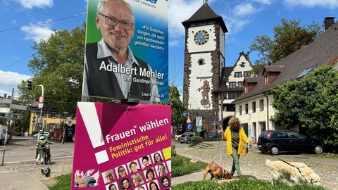 Wahlplakate vor dem Schwabentor