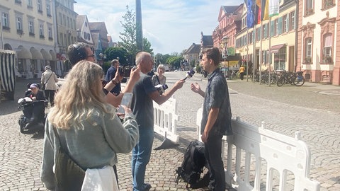 In der Offenburger Innenstadt haben wir Menschen befragt, was sie mit Blick auf die Kommunalwahl beschäftigt. 
