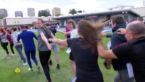 Teilnehmende von "Allez-hop zum Job" beim gemeinsamen Sport in Colmar