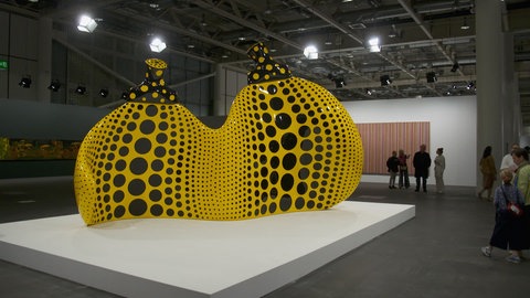 Ein Kunstwerk in der Ausstellungshalle der Art Basel