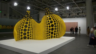 Ein Kunstwerk in der Ausstellungshalle der Art Basel