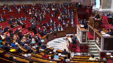Abgeordnete sitzen im französischen Parlament in Paris. 