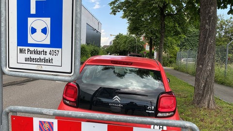Ab 2025 wird das Parken für Anwohner mit langen Autos in Basel teurer.