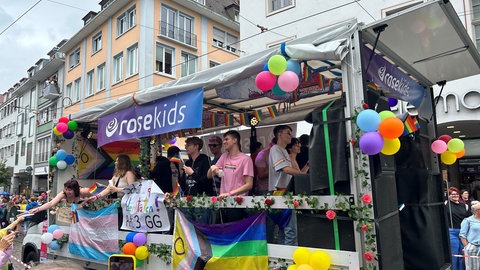 Eine große Gruppe meist junger Menschen läuft mit Schildern durch Freiburg.