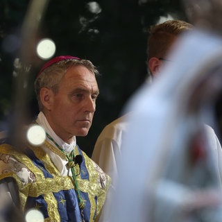Erzbischof Georg Gänswein in vollem Ornat bei einem Gottesdienst. Er zieht von Freiburg ins Baltikum als Vatikan-Botschafter.