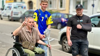 Ukrainische Kriegsveteranen auf dem Weg von Freiburg zum EM-Spiel nach Stuttgart.