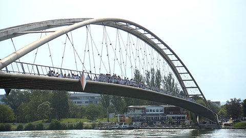 Ein Tag voller Symbolkraft: Das Olympia-Feuer kennt keine Grenzen. Olympiasiegerin und Ringerin Aline Rotter-Focken hat es über die Dreiländerbrücke getragen.