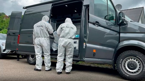 Spurensicherung der Polizei nach mutmaßlicher Tötung von Ehefrau in Simonswald
