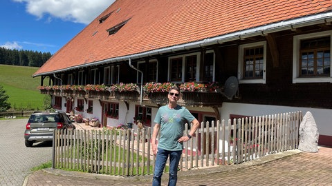 Redaktionsleiter Tobias Jost ist gerne am Drehort in Furtwangen