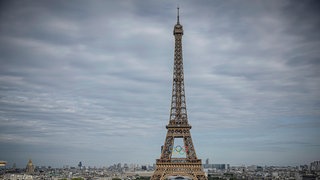 Am Eifelturm hängen die charakteristischen fünf Ringe der Olympischen Spiele