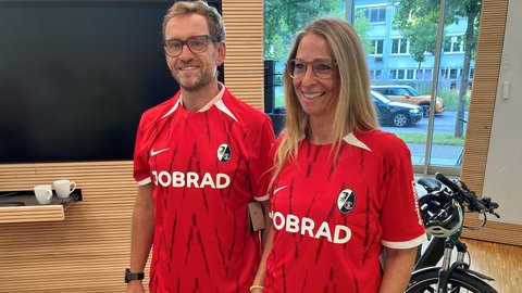 Am Donnerstagmorgen wurde das Trikot des SC Freiburg vom Hauptsponsor JobRad vorgestellt
