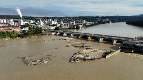 Luftbild vom Kraftwerk Rheinfelden. Rund um das Kraftwerk ist Schwimmen und Bootsfahren verboten. Und das zu jeder Zeit.