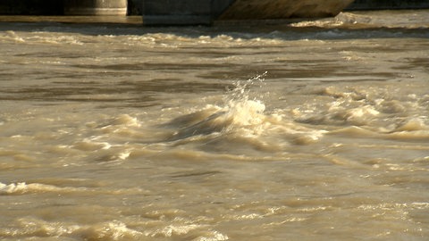 Braun schäumendes Wasser: es ist nicht zu erkennen, ob sich Treibgut unter Wasser befindet. 