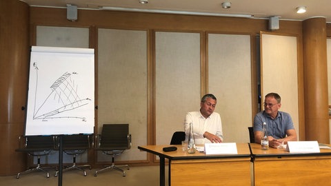 Christian Keller (l.), Vorstandsvorsitzender Ortenau Klinikum, und der Ortenauer Landrat Frank Scherer.
