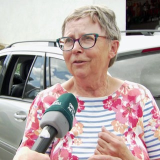 Erika Sorm spricht in ein Mikrofon des SWR. Sie hat den Einsturz eines Hotels in Kröv an der Mosel überlebt.