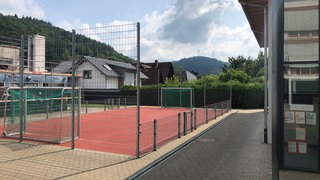 Kinder auf dem Lahrer Bolzplatz zu laut? Gleich hinter dem Fußballfeld der Sulzer Grundschule ragen die ersten Gartenhecken der Nachbarn hoch. Mehrere Anwohner fühlen sich hier durch Lärm gestört.