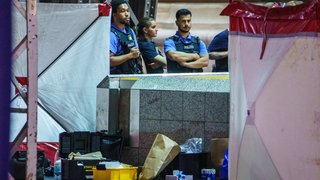 Polizeikräfte stehen am Tatort. Am Frankfurter Hauptbahnhof ist ein Mann erschossen worden.