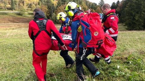 Mehrere Bergwachten und die Luftrettung machen zusammen ein Windentraining in Hinterzarten.
