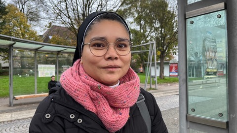 Schwester Jaennette wartete am Busbahnhof in Offenburg vergeblich auf einen Stadtbus.