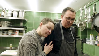 Man sieht den Sternekoch Sascha Weiss, der durch einen Herzinfarkt das Kochen verlernt hat.