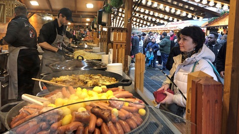 Glühwein und Sauerkraut auf dem Straßburger Weihnachtsmarkt 2024
