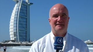 Peter Steffe, Redakteur des SWR-Studio Freiburg während seiner Zeit als ARD-Korrespondent vor dem Burj Khalifa in den Vereinigten Arabischen Emiraten