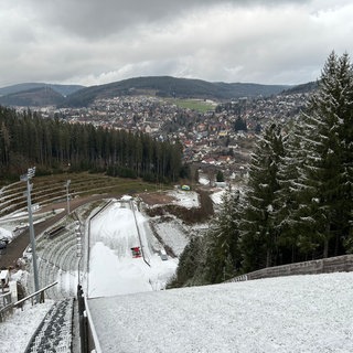 Vom 13. bis 15. Dezember 2024 findet in Titisee-Neustadt (Kreis Breisgau-Hochschwarzwald) ein Weltcup im Skispringen auf der Hochfirstschanze statt. Momentan laufen die Vorbereitungen.