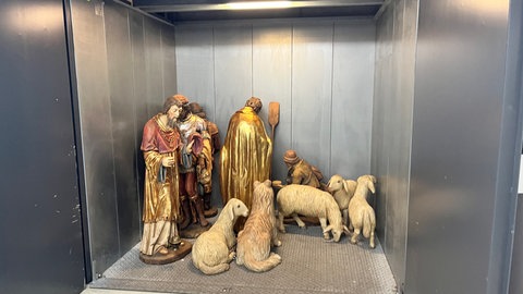 Skurriler Aufzug hebt Krippe-Figuren auf Münsterplatz