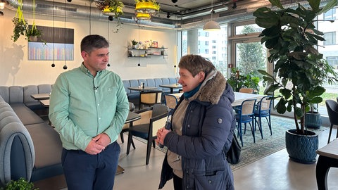 Bilal Aloge in seinem neuen Restaurant "Jaffa" im Gespräch mit Irina Katz, der Vorsitzenden der Israelitischen Gemeinde Freiburg.