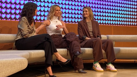 Das hier sind die Moderatorinnen des ESC in Basel: Sandra Studer, Michelle Hunziker und Hazel Brugger. 