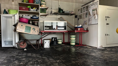 Bei dem Brand an Neujahr ist die Futterküche des Freiburger Tierheims zu Schaden gekommen. Der Boden ist mit Ruß bedeckt und viele Gegenstände sind verkohlt.