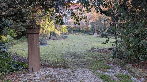 Karl Eugen Bleylers Garten, ein Stück Wiese versteckt zwischen Bäumen und Gründerzeithäusern. Er kostet jetzt 3500 Euro Grundsteuer.